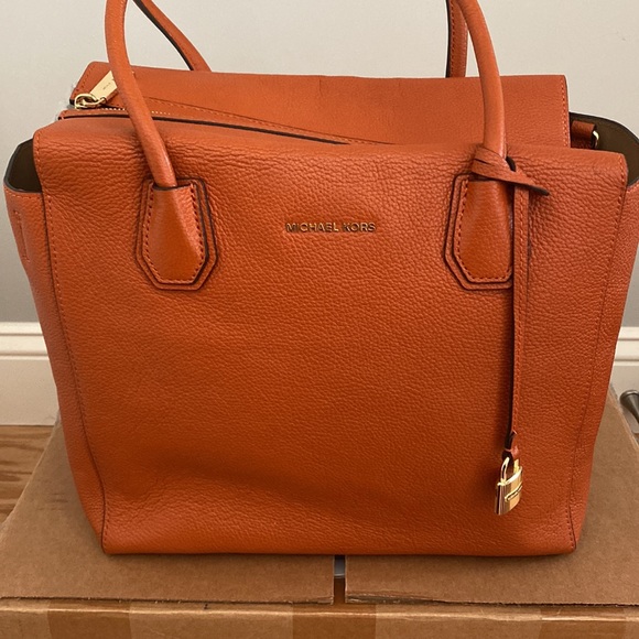 Used-No tag No Box-Michael Kors handbag
Very good condition
Orange, Leather - Picture 6 of 11
